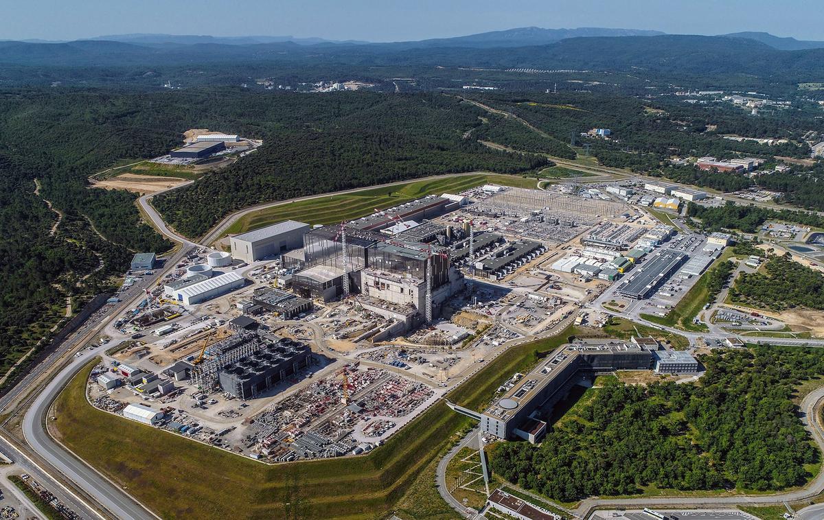 ITER | V kraju Saint-Paul-lez-Durance na jugu Francije na 42 hektarjih prostora ustvarjajo 20 milijard evrov vreden fuzijski reaktor, ki bo največji svoje vrste na svetu. | Foto ITER