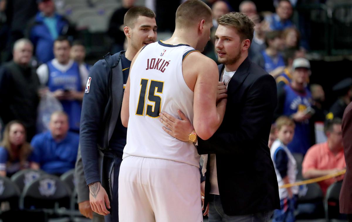 Luka Dončić, Nikola Jokić | Luka Dončić zaradi poškodbe ni igral. | Foto Getty Images