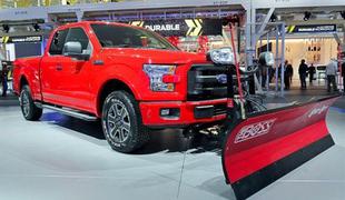 Orjaški ford F-150 s plugom rine 225 kilogramov snega