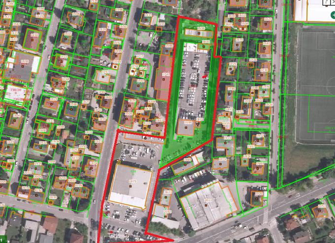 Na 11 tisoč kvadratnih metrov velikem zemljišču je dopustna gradnja stanovanjskih in poslovnih objektov. | Foto: 