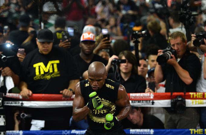 Tudi Mayweather je sprejel uporabo lažjih rokavic. Sam je prepričan, da bo z njimi lažje dosegel nokavt. Zadnji dvoboj, ki ga je 41-letni Američan končal predčasno, je bil obračun Victorjem Ortizom leta 2011. Mayweather je prepričan, da njegov dvoboj z McGregrjem "nikakor ne bo trajal vseh 12 rund. Nikakor!" | Foto: Reuters