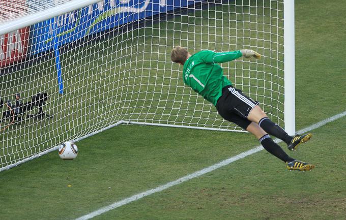 Trije levi, slovenski krvniki na SP, so hitro izpadli v osmini finala. Nemci so jih nadigrali s 4:1, razplet srečanja pa bi bil povsem drugačen, če bi sodniki priznali regularen gol Franka Lamparda. Takrat je bil Manuel Neuer (na fotografiji) že premagan. Zaradi tega se je povečala želja za golovo tehnologijo, ki je na naslednjih velikih tekmovanjih že postajala obvezni del opreme. Na sodnike so bili jezni tudi Mehičani, saj so jih opeharili v osmini finala proti Argentini (1:3). | Foto: Reuters