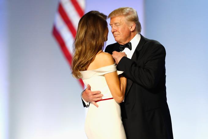 Melania je pod drobnogledom javnost in medijev, ki preučujejo vsak njen gib, še zlasti ko je z Donaldom Trumpom. Tako so se nekateri mediji samo na podlagi tega, kako sta plesala na inavguracijskem plesu, na široko razpisali o tem, ali ima rada svojega moža ali ga celo sovraži. | Foto: Getty Images