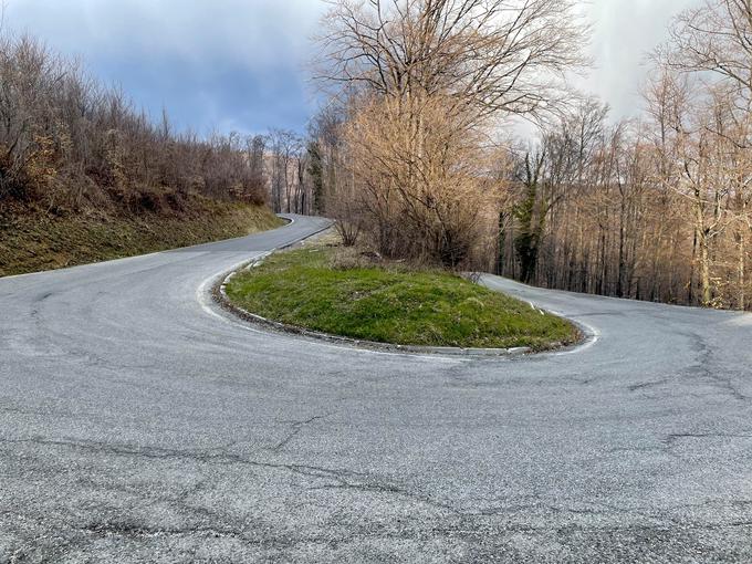 Z izjemo ceste prek Sljemena, ki je polna podobnih 180-stopinjskih ovinkov, podobno ostrih ovinkov na trasi relija ni veliko. | Foto: Gregor Pavšič