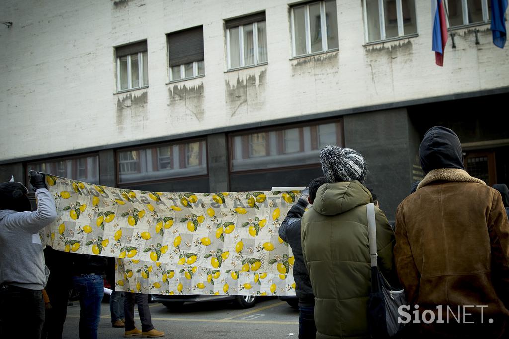 Protesti zaradi azilne politike