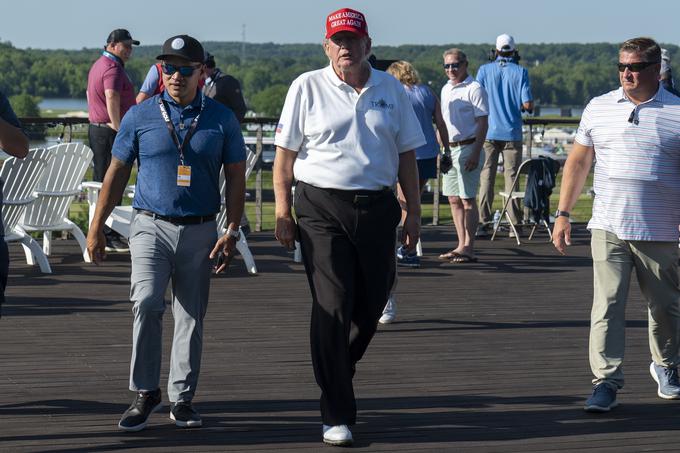 Trump in njegov osebni pomočnik Walt Nauta (levo od Trumpa). | Foto: Guliverimage/dpa