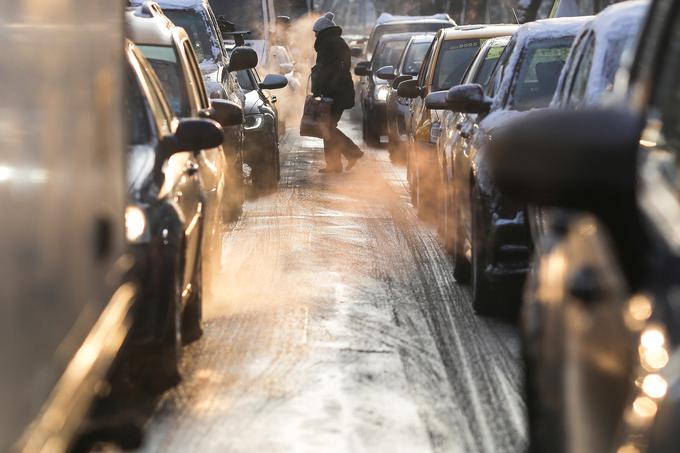 Po sprejemu nove procedure merjenja izpustov toplogrednih plinov bodo imeli avtomobili še vedno enake tehnične karakteristike, realno bodo v zrak še vedno vsak kilometer izpustili enako raven plina, kot je CO2. Le uradni izpust vsakega avtomobila bo zdaj postal višji, in to bo (ob nespremenjenih davčnih zakonih) prineslo višje cene. | Foto: Reuters