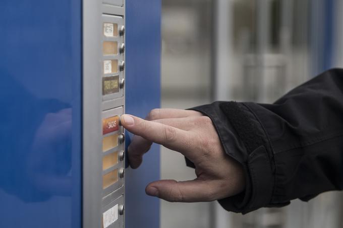 Policisti za opravljanje hišnih preiskav največkrat iščejo priče med sosedi in mimoidočimi. Zato se vam lahko zgodi, da vas s s tem predlogom ustavijo na ulici. | Foto: 