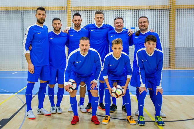 Slovenski reprezentanti Boštjan Cesar, Bojan Jokić in Josip Iličić so na turnirju združili moči tudi z reprezentatom futsala Gašperjem Vrhovcem (tretji z leve) in ljubljanskim županom Zoranom Jankovićem, partnerjem pri projektu Baza. | Foto: Žiga Zupan/Sportida