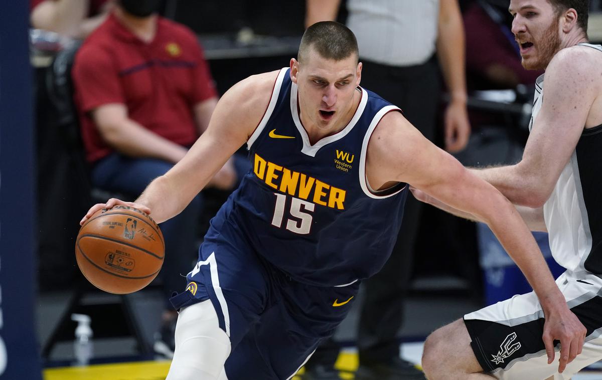 Nikola Jokić | Košarkarji Denverja so še drugič v treh dneh premagali San Antonio Spurs (121:119). Srbski center Nikola Jokić je k zmagi prispeval 26 točk, 14 asistenc in 13 skokov. | Foto Guliverimage