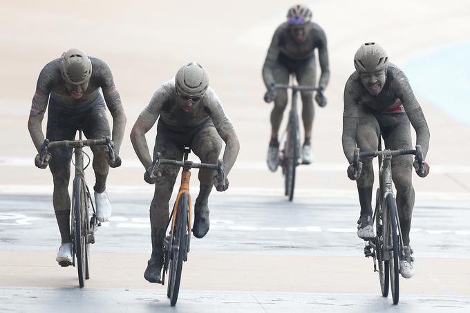 Mathieu van der Poel (levo) je leta 2021 v Roubaixu zasedel tretje mesto, zaostal je za zmagovalcem Sonnyjem Colbrellijem (drugi z leve) in Belgijcem Florianom Vermeerschem (desno). | Foto: Guliverimage/Vladimir Fedorenko