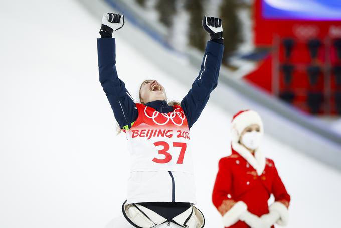 Urša Bogataj se veseli največje zmage kariere. | Foto: Anže Malovrh/STA