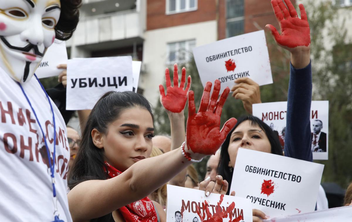 Protest v Makedoniji | Ponedeljkov protest pred poslopjem makedonske vlade. Ljudje so vzklikali, da so odgovorni za kraje in preprodajo zdravil proti raku pošasti in morilci. | Foto Guliverimage