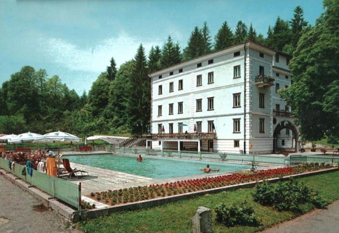 Nekdanji hotel z bazenom v gradu Podvin | Foto: Arhiv Vila Podvin