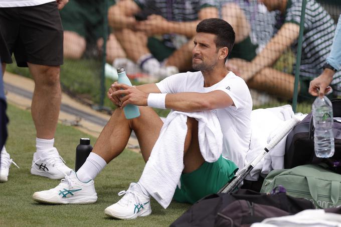 Novak Đoković se je pogovoril s svojo ekipo. | Foto: Reuters