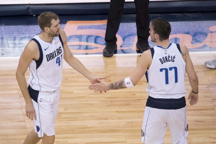 Dirk Nowitzki Luka Dončić | Navijači Dallasa bodo za vedno v srcih nosili Dirka Nowitzkega in Luko Dončića. Se bodo naslova prvaka kdaj veselili tudi s slovenskim superzvezdnikom? Pred 11 leti je Nemec doživel nespoštljivo obnašanje dveh zvezdnikov lige NBA, a šel nato vse do konca. Do šampionskega prstana. | Foto Reuters