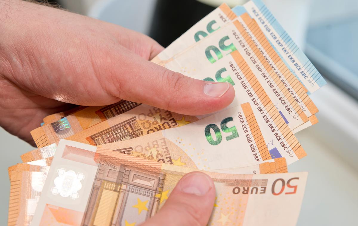 denar euro evro | Policija opozarja, da v vsakem primeru pokličete na policijo ali obvestite banko.  | Foto Shutterstock