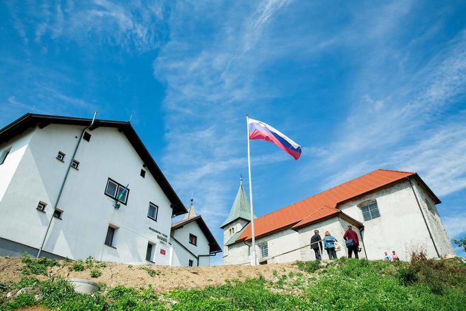 Planinski dom stoji tik pod zahodnim vrhom Kuma, na južni strani cerkve sv. Neže. | Foto: Vid Ponikvar