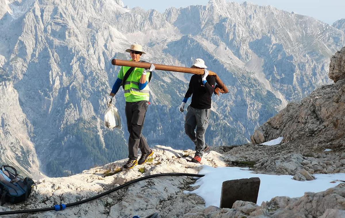 Triglavski ledenik | Na območju Triglavskih podov so prostovoljci, alpinisti in gorski reševalci danes v okviru vseslovenske akcije Očistimo naše gore pobrali kar 380 kilogramov smeti. Zbrane odpadke je v dolino odpeljal helikopter Slovenske vojske. | Foto Facebook