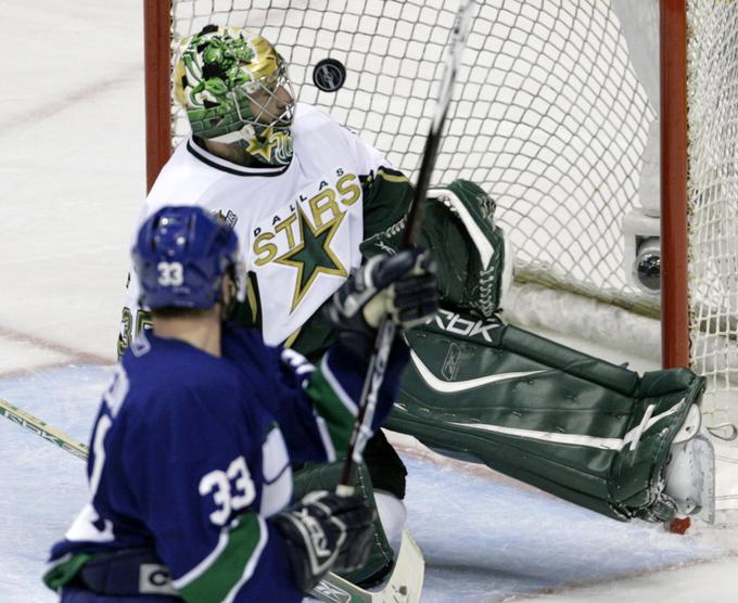 Najdaljšo tekmo v zgodovini Vancouvra je odločil Šved Henrik Sedin. | Foto: Reuters