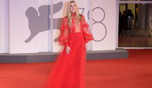 Igralka Kate Hudson presenetila v razgaljeni obleki