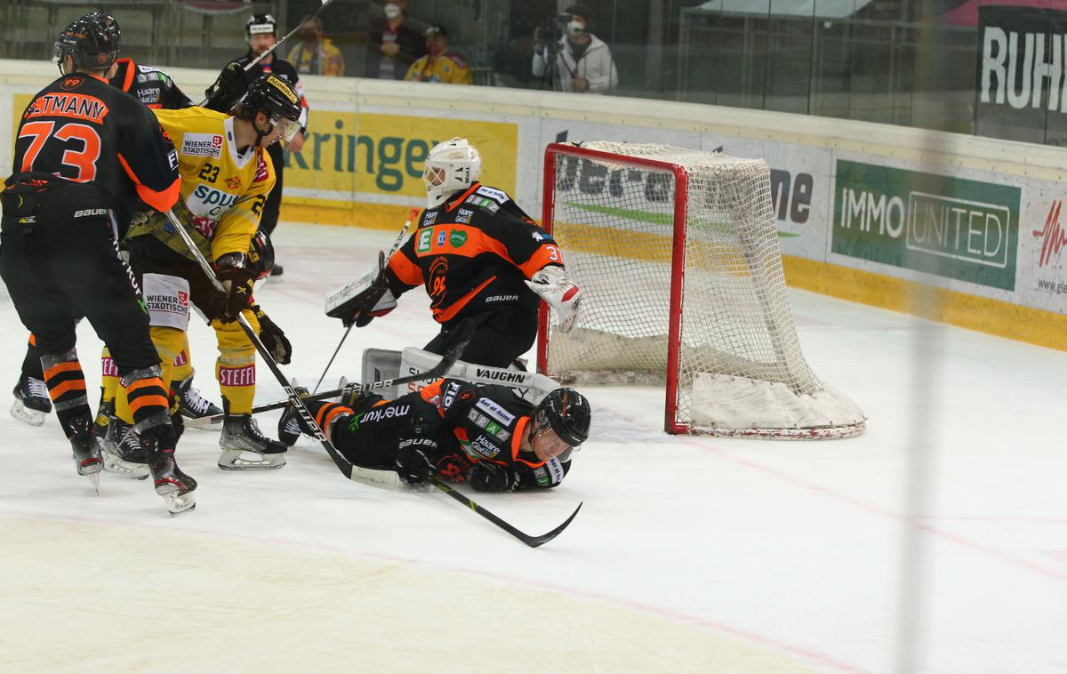 Vienna Capitals Graz 99ers | Dunajčani so z 1 : 0 premagali Gradec. To je bil edini obračun dneva v IceHL, preostali obračuni so zaradi okužb z novim koronavirusa prestavljeni. | Foto Leo Vymlatil