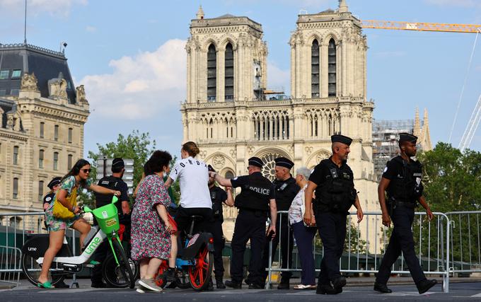 Del slovesnosti bo tudi poklon notredamski katedrali, ki je bila močno poškodovana v požaru leta 2019. | Foto: Reuters