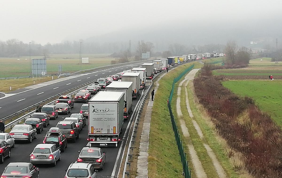 Zastoji Obrežje in Metlika | Foto PU Novo mesto