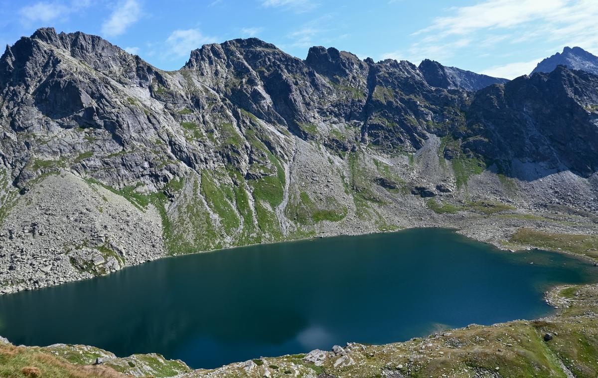 Visoke Tatre Slovaška | Ledeniških jezer v Visokih Tatrah ne manjka. Bilo naj bi jih okoli 200. Tole je Vel'ke Hincovo pleso. | Foto Matej Podgoršek