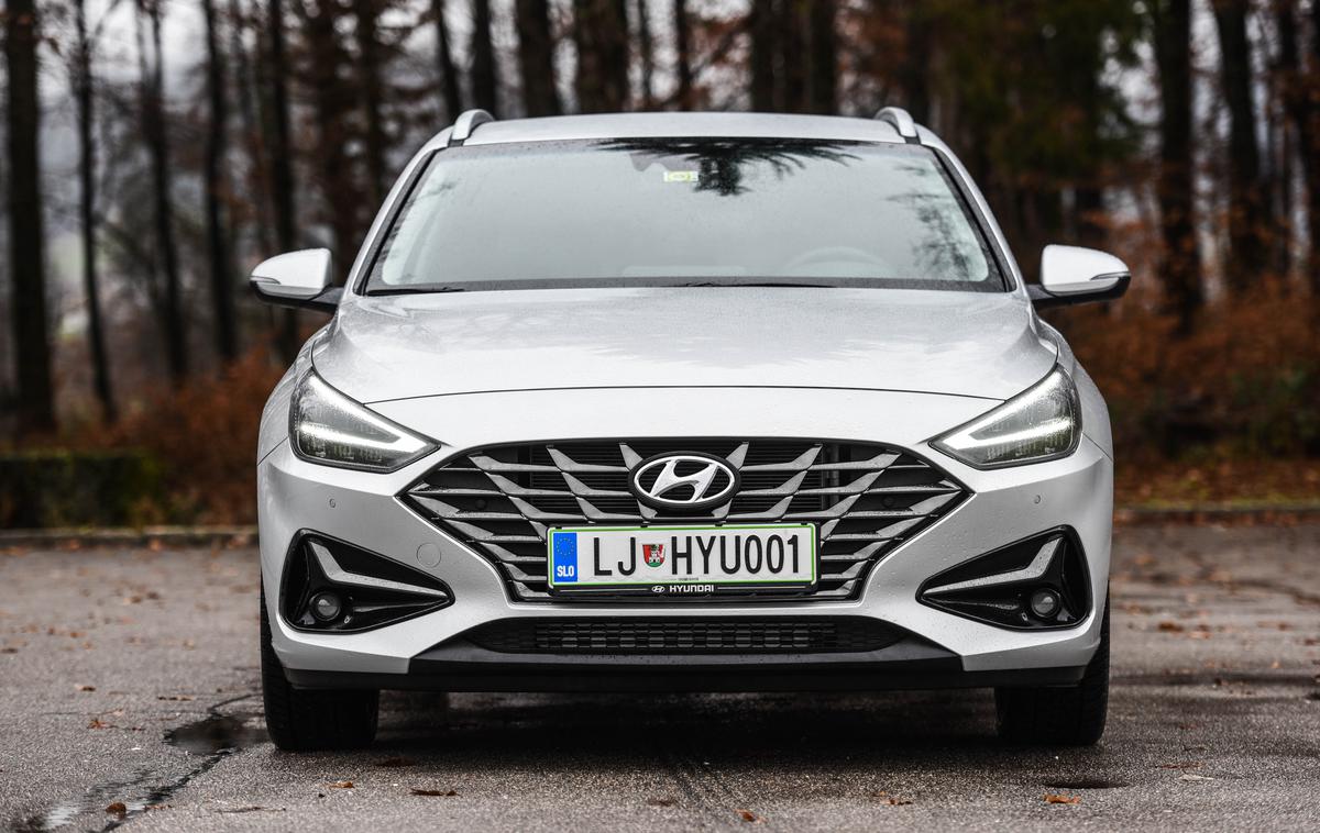 Hyundai i30 wagon | Široka maska, bolj kot vsi preostali spremenjeni elementi, naredi iz prenovljenega i30 povsem drugačno vozilo. | Foto Gašper Pirman