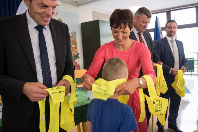 Dogodek ob sprejemu prvošolcev, ki ga je v sodelovanju z OŠ Koseze priredila Javna agencija RS za varnost prometa (AVP). Udeležila se ga je tudi ministrica za izobraževanje znanost in šport Maja Makovec Brenčič. | Foto: Bor Slana/STA