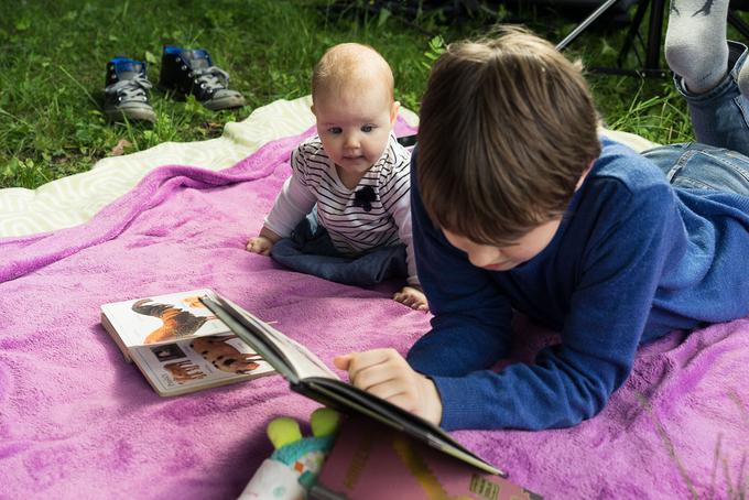 Novico o Downovem sindromu je še najlažje sprejel Gal, desetletni bratec dvojčkov Mile in Davida. "Očitno to otroci drugače dojemajo. Morda ne čutijo take odgovornosti, kot sva jo midva. Zavedala sva se, da bo sindrom vplival na celotno družino. Takrat si nisva predstavljala, kako bomo lahko živeli s tem," se spominja Iva. (Foto: Marko Praprotnik). | Foto: 