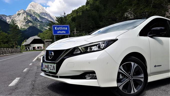 Nissan je do konca julija izdelal 49 tisoč leafov, a bo na globalni lestvici kmalu zaostal za Teslovim modelom 3. Tudi za leafa veljajo na trgih, kot je slovenski, precej omejene kvote. | Foto: Gregor Pavšič