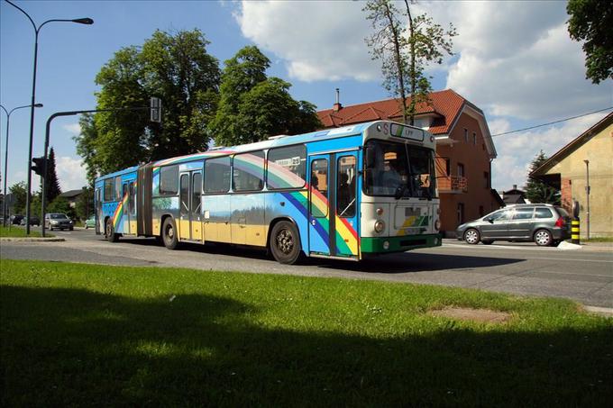 Tehnični podatki civilnega branilca prestolnice: 
zgibni avtobus MAN SG220
oblika karoserije: zgibni, enonivojski
osi: 3
moč motorja: 162–179 kW
prostornina: 11.410 cm3
dolžina: 16.480 mm
širina: 2.500 mm
višina: 3.010 mm
teža praznega vozila: 13.330 kg
največja dovoljena masa: 24.000 kg
število vrat: 3–4
število sedežev: 1 + 33
število stojišč: 120
poraba goriva: približno 45 l/100 km | Foto: Siol.net/ A. P. K.