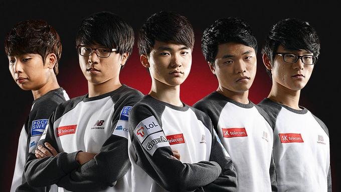 Člani ekipe SK Telecom T1 K, ki velja za eno najboljših moštev v tekmovanju v igri League of Legends na svetu. V ospredju na sredini stoji Lee Sang Hyeok, v Južni Koreji ga bolj poznajo po vzdevku "Faker", ki je po mnenju mnogo navdušencev nad e-športom kljub temu, da ima samo 21 let, najboljši igralec League of Legends vseh časov in eden najboljših e-športnikov ta hip.  | Foto: leagueoflegends.com