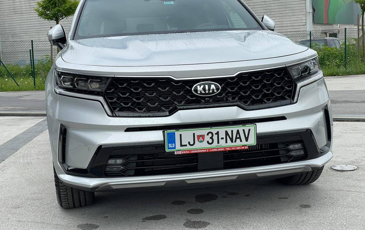 Kia sorento | Oblikovno je novi kia sorento precej drugačen od predhodnika, nekoliko je tudi zrasel. Prirastek se še najbolj pozna pri medosni razdalji in sicer 3,5 centimetra. | Foto Gregor Pavšič