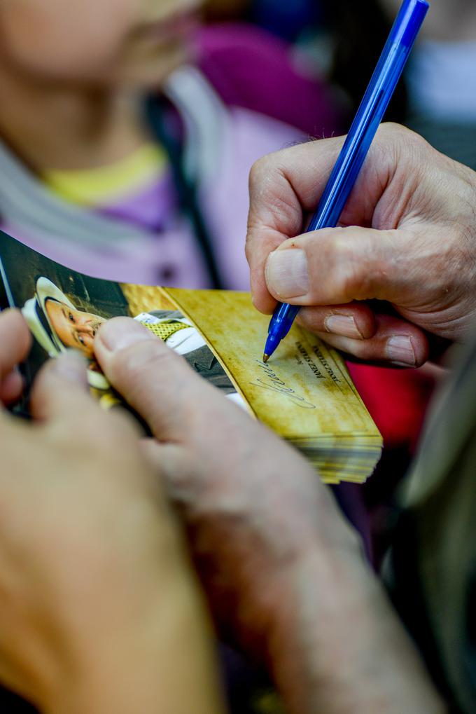 Nekaterim igralcem je zaradi navala prošenj zmanjkalo kartic za podpisovanje.  | Foto: Tinca in Urban Kolman