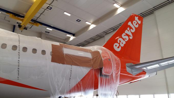 Letalo letalskega prevoznika easyJet Europe na ljubljanskem letališču | Foto: Adria Tehnika