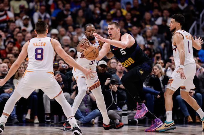 Nikola Jokić je z Denverjem na domačem parketu priznal premoč Phoenixu. | Foto: Reuters