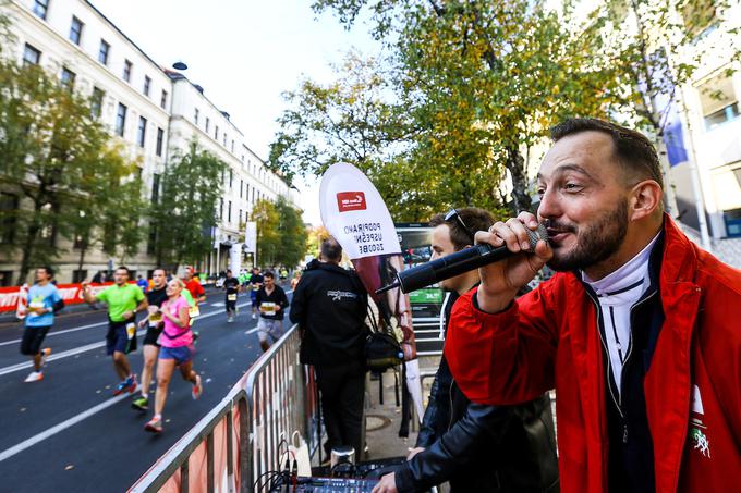 Za ogrevanje pred tekom je skrbela tolkalna zasedba The Strojmachine, že 13 let stalnica ljubljanskega maratona, ob progi pa je energijo tekačem pošiljal Zlatan Čordić - Zlatko. | Foto: Sportida