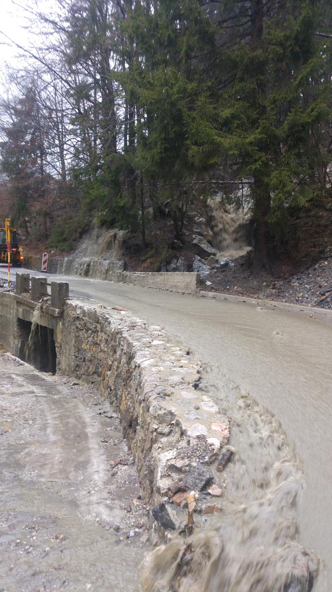 Na cesto med Dovžanovo sotesko in Dolino je udaril hudournik. | Foto: Bralec Omar Hanuna