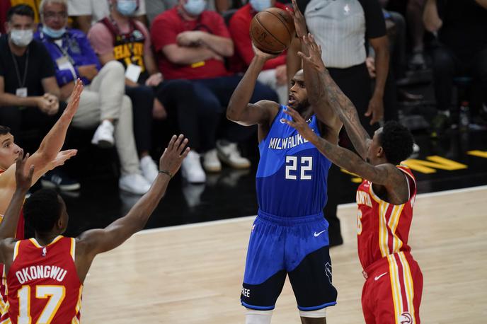 Khris Middleton | Trae Young si je na prvi domači tekmi konferenčnega finala poškodoval gleženj. | Foto Gulliver/Getty Images