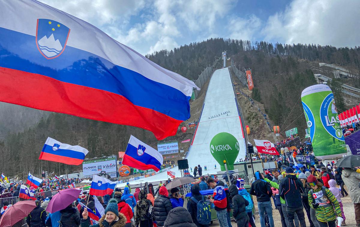 Planica veter | Veter je danes krojil urnik v Planici in naposled odpihnil tekmo. | Foto Sportal