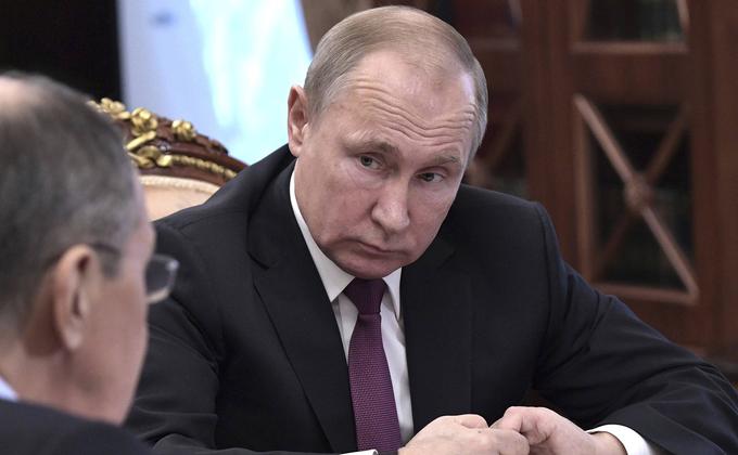 Vladimir Putin na sestanku z ruskim obrambnim ministrom Sergejem Šojgujem in ministrom za zunanje zadeve Lavrovom. | Foto: AP / Guliverimage