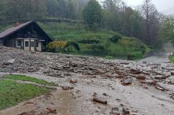 V Baški grapi evakuirali 15 ljudi, razmere so še tvegane #foto #video