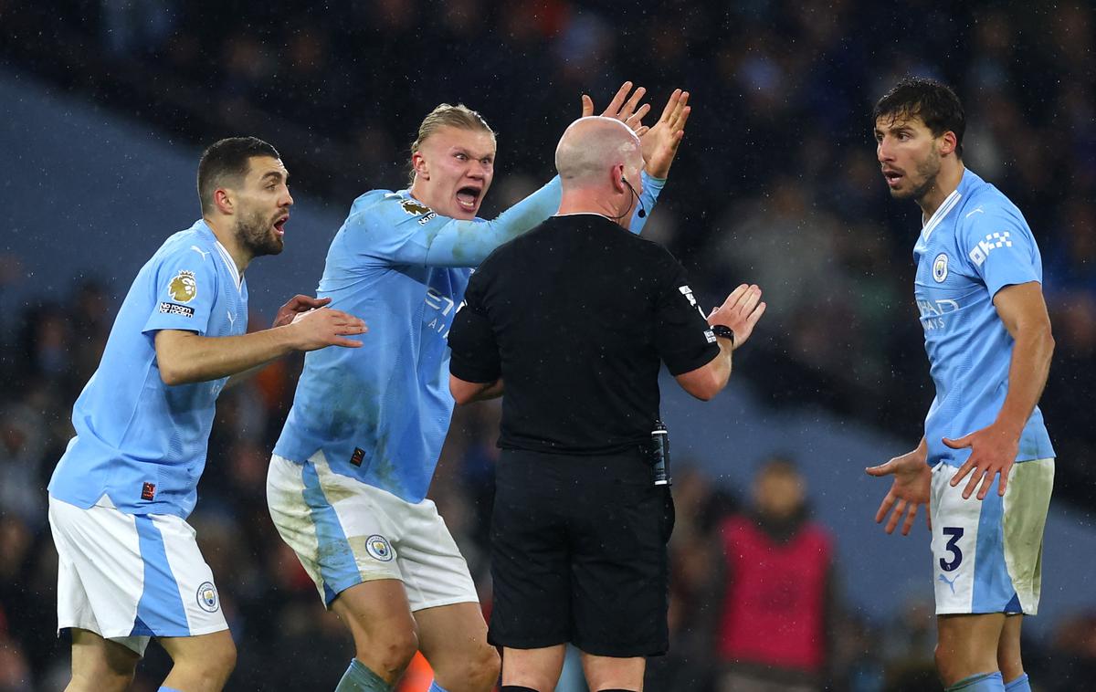 Haaland City Tottenham | Protesti Erlinga Haalanda globoko v sodnikovem podaljšku. Ko je bil nad njim storjen prekršek, je Skandinavec vseeno ostal na nogah, nadaljeval z igro in z globinsko podajo našel Jacka Grealisha, ki bi lahko stekel sam proti vratom Tottenhama. Takrat pa je sodnik Simon Hooper prekinil napad in vrnil žogo na mesto, kjer je bil storjen prekršek. To je razbesnelo gostitelje, saj je po prekršku najprej nakazal, naj se igra nadaljuje. | Foto Reuters