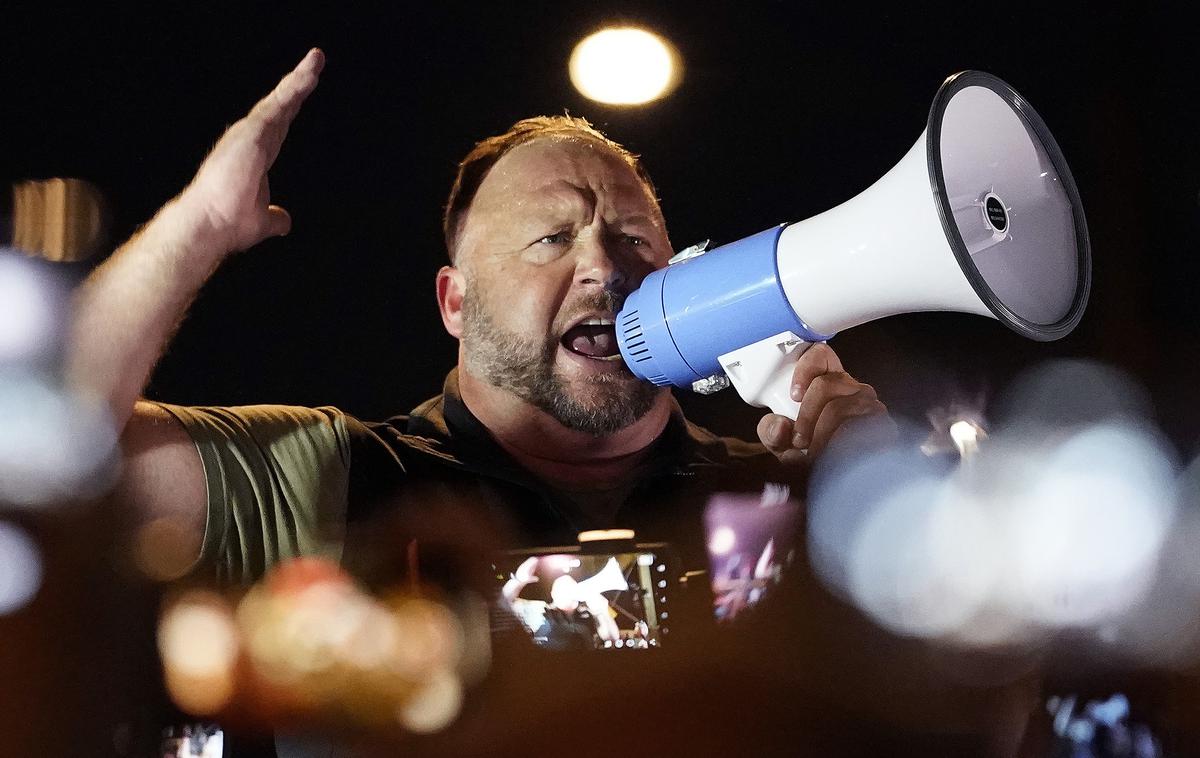 Alex Jones | Desničarski teoretik zarot Alex Jones pravi, da je Trumpov privrženec, a da ga je Trump z zamislijo o pridružitvi Britanski skupnosti narodov razkuril. Jones Trumpu, če se bo uklonil globalistom v rdečih suknjičih (rdeče suknjiče so nosili britanski vojaki v času ameriške osamosvojitvene vojne, op. p.), grozi celo s ponovitvijo ameriške revolucije. | Foto Guliverimage