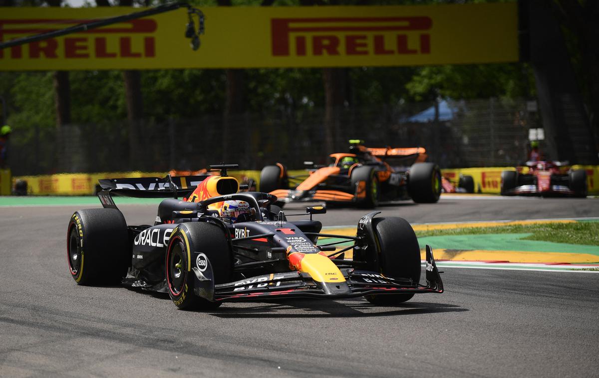 Imola Max Verstappen Red Bull | Max Verstappen je v prvem zavoju zadržal prvo mesto s kvalifikacij. | Foto Reuters