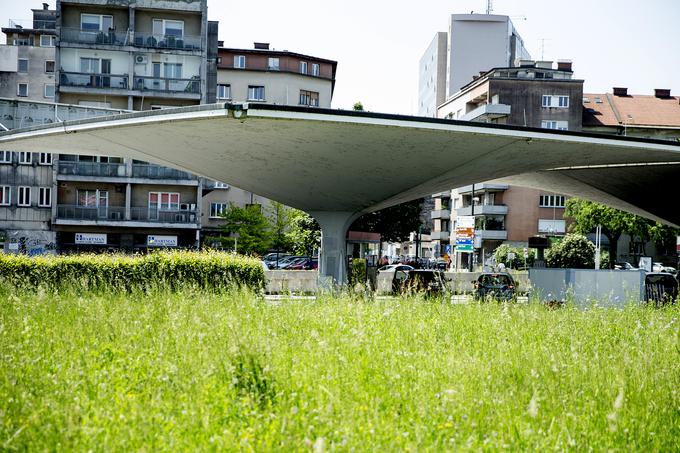 Bencinski servis, ki je nastal v obdobju, ko so v Ljubljani nastajali tovrstni infrastrukturni objekti z arhitekturno vrednostjo, umeščen med Tivolsko ulico in železnico končuje skrajni obod mestnega središča. | Foto: Ana Kovač