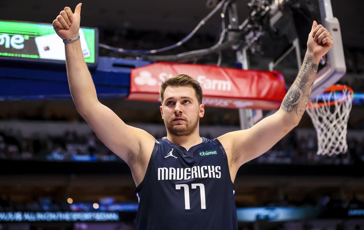 Luka Dončić | Luka Dončić je bil s 25 točkami, 5 skoki in 5 asistencami prvi mož Dallasa in s tem dosežkom postavil klubski rekord. Na 131 tekmah mu je uspelo doseči vsaj 20 točk, 5 skokov in 5 asistenc. Pred tem sta si z Dirkom Nowitzkim delila prvo mesto. | Foto Reuters